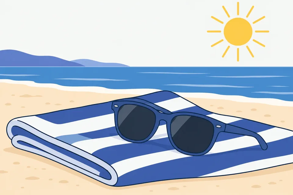 Solglasögon på en strandhandduk i solsken