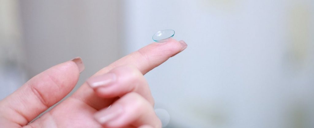 Kontaktlins på finger